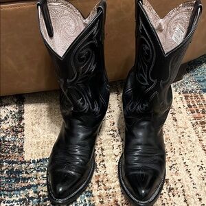 Classic Black Leather Western Boots with Decorative Stitching